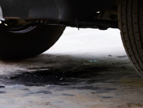 Как по цвету и запаху понять, какая жидкость вытекает из машины? | Аргументы и Факты