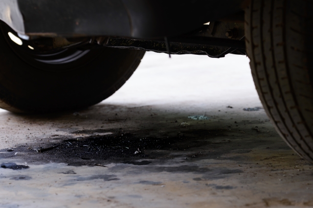 Как по цвету и запаху понять, какая жидкость вытекает из машины? | Аргументы и Факты