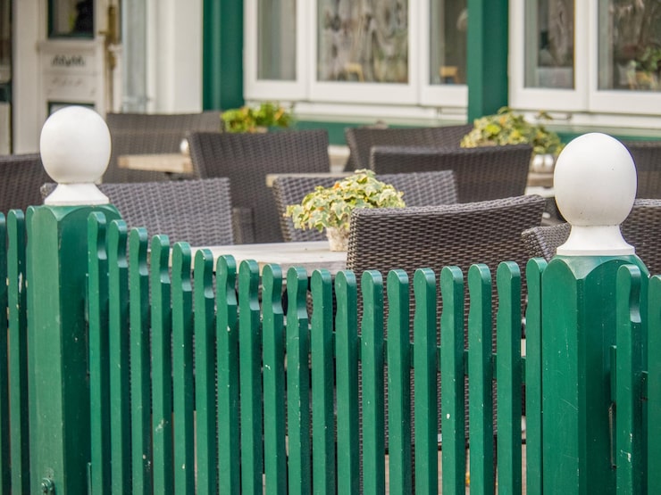 Как сделать забор из профнастила с воротами и калиткой