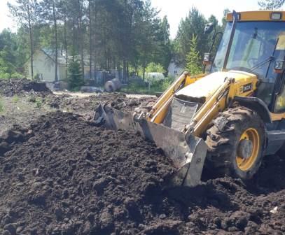 Поднятие участка грунтом и выравнивание участка