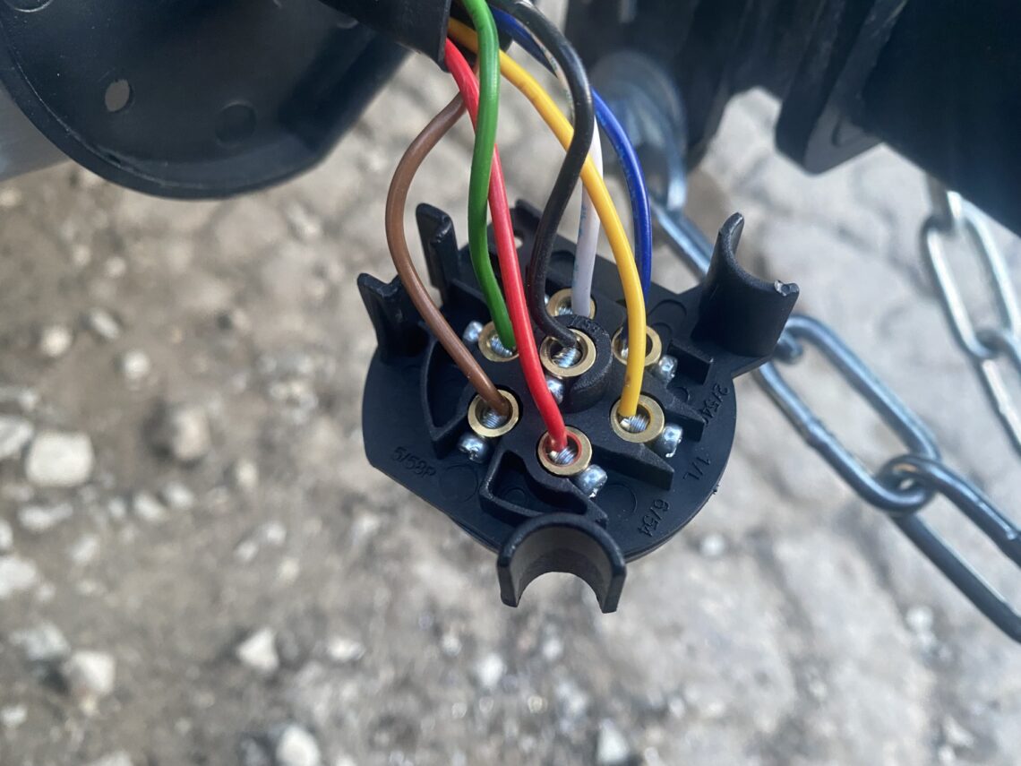 Как правильно подключить фаркоп: розетка, проводка, схема