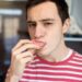 Как избавиться от привычки жевать вставную челюсть